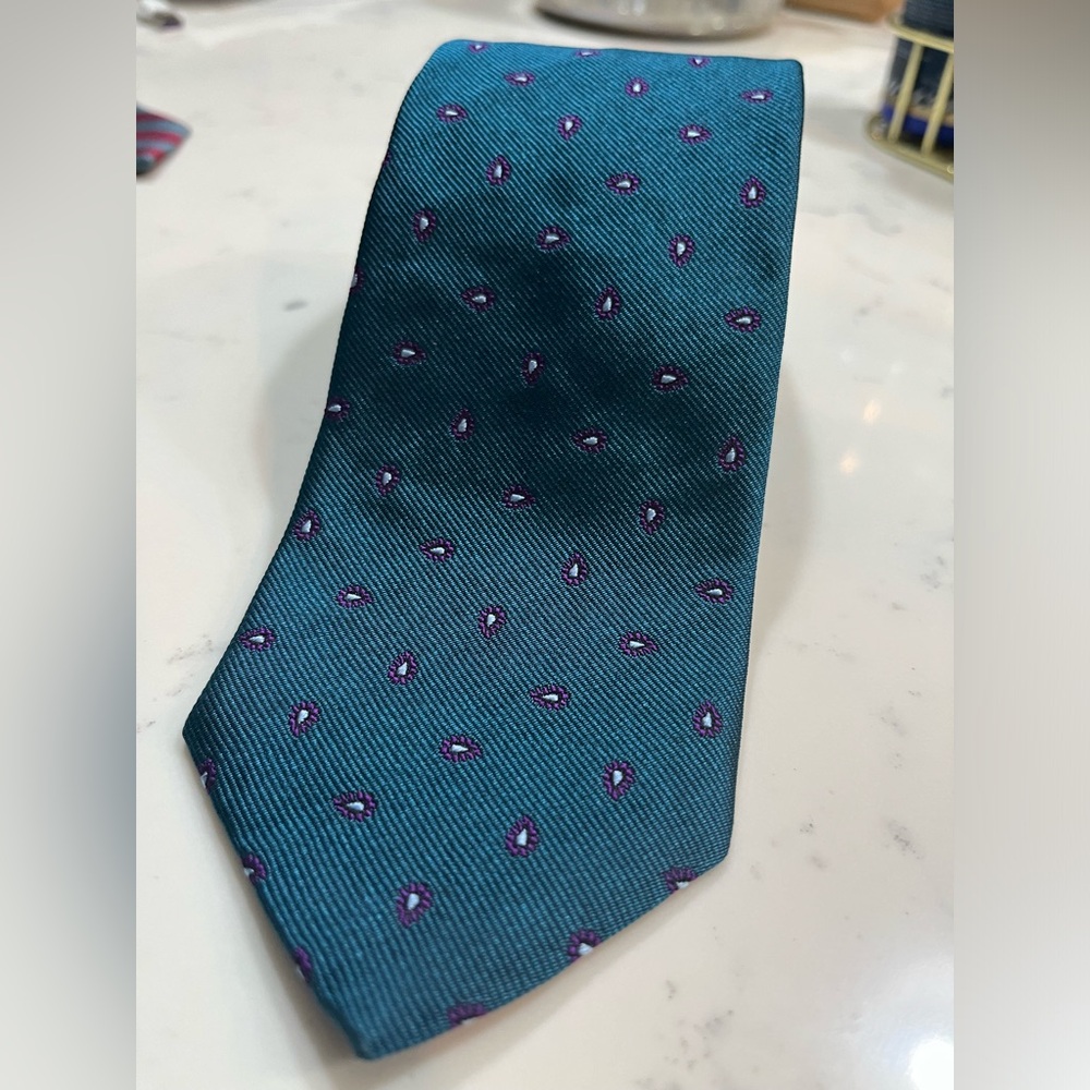 Excellent used Brooks Bros men’s silk necktie. Length: 58” Width: 3.25”